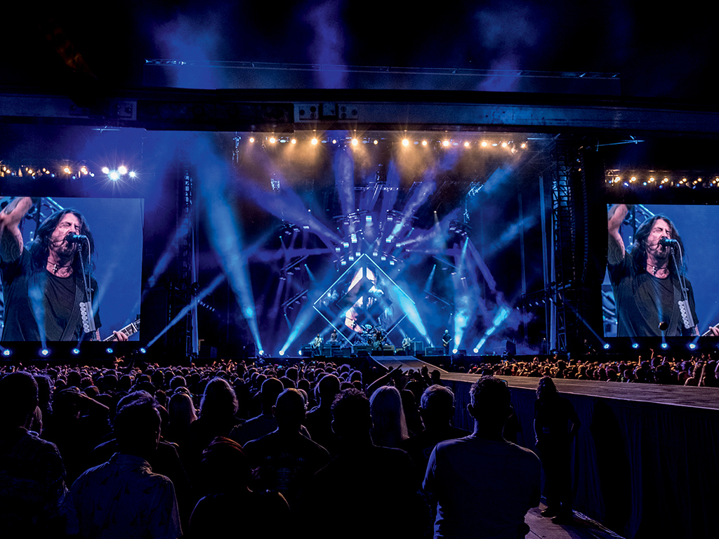 1_disguise-concert-foofighters.jpg