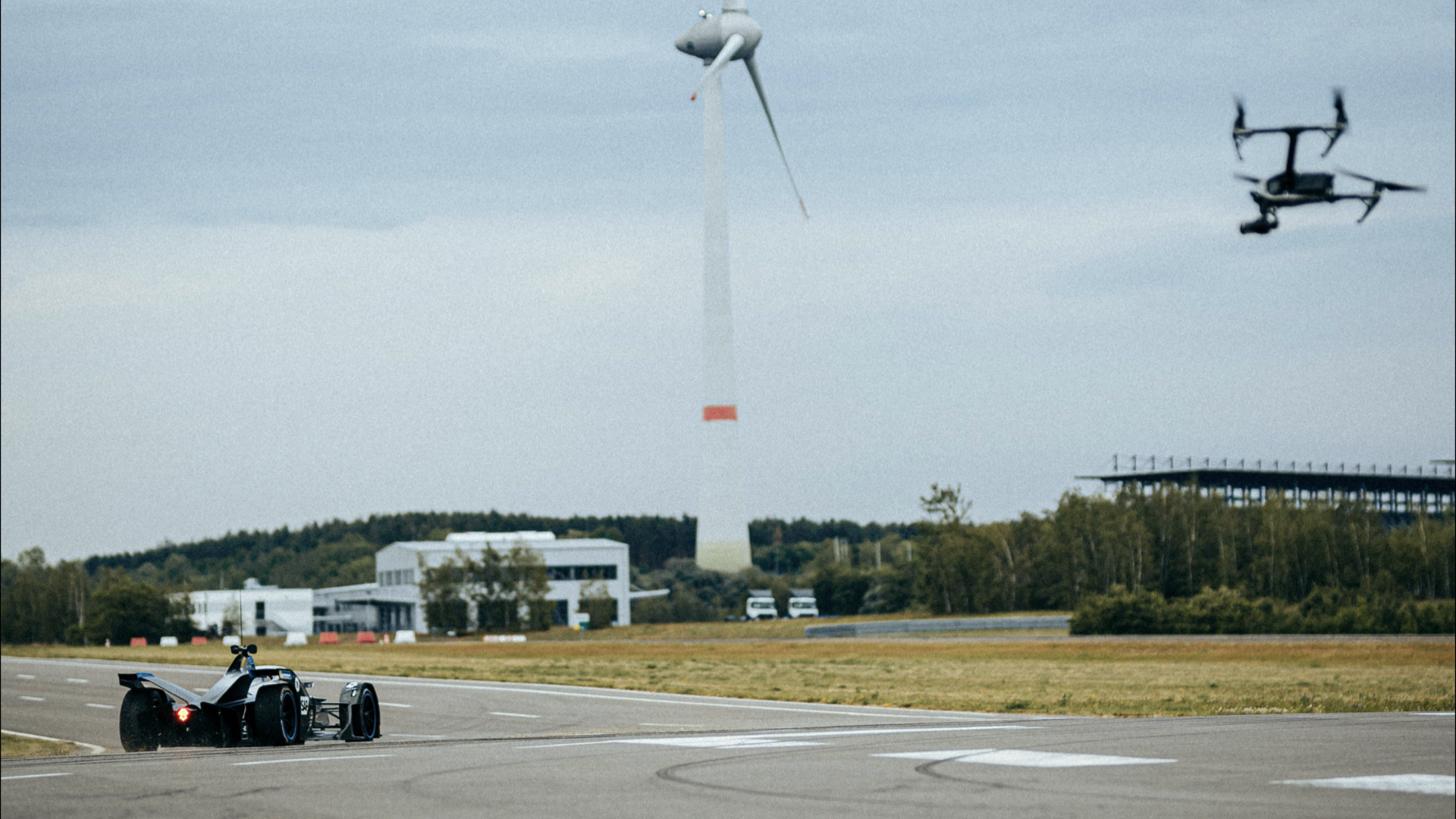 DJI et la Formule E Team Mercedes-Benz EQ on the road… © DR