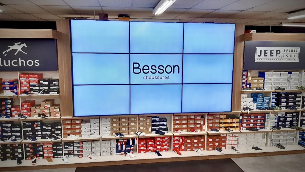 Besson Chaussures installe des murs vidéo Philips PDS dans son magasin © DR