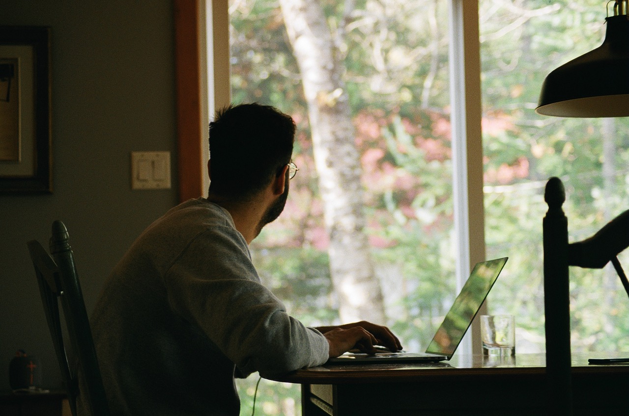 Allons-nous tous travailler "à perpétuité" depuis notre domicile ? © Photo by Yasmina H on Unsplash