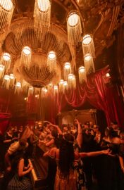 LD Systems équipe Masquerade, la comédie musicale immersive de Broadway