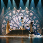 Au centre du dispositif, Smode synchronise un mur led grand format, des écrans transparents et des tours led mobiles, complétés par du projection mapping.