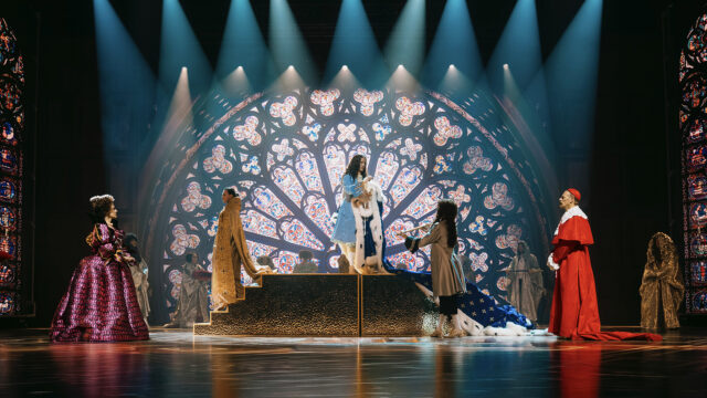 Au centre du dispositif, Smode synchronise un mur led grand format, des écrans transparents et des tours led mobiles, complétés par du projection mapping.