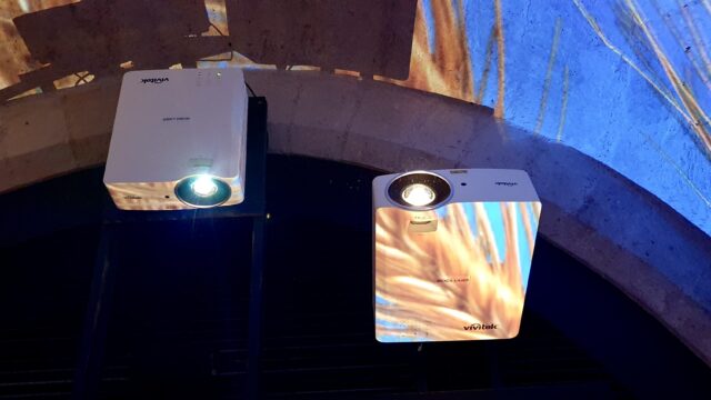 Le couloir musical, pièce maîtresse du dispositif de vidédeoprojection Vivitek du Mystère Mozart au Collège des Bernardins.