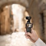 La nouvelle DJI Osmo Pocket 4 équipée de son capteur 1 pouce et de sa stabilisation 3 axes, capable de filmer en D-Log 10 bits.