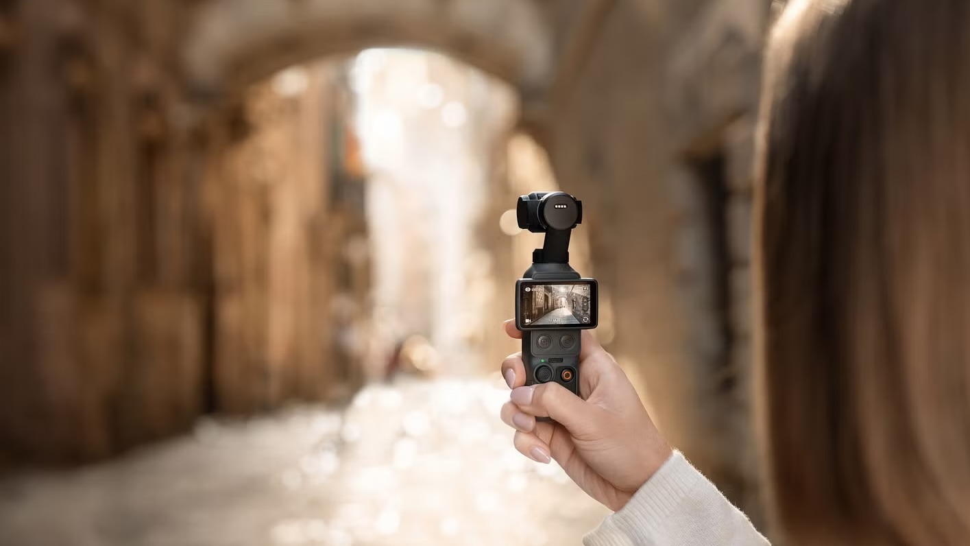 La nouvelle DJI Osmo Pocket 4 équipée de son capteur 1 pouce et de sa stabilisation 3 axes, capable de filmer en D-Log 10 bits.