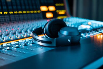 Sennheiser HD 480 PRO veut réconcilier casque fermé, basses précises et confort studio