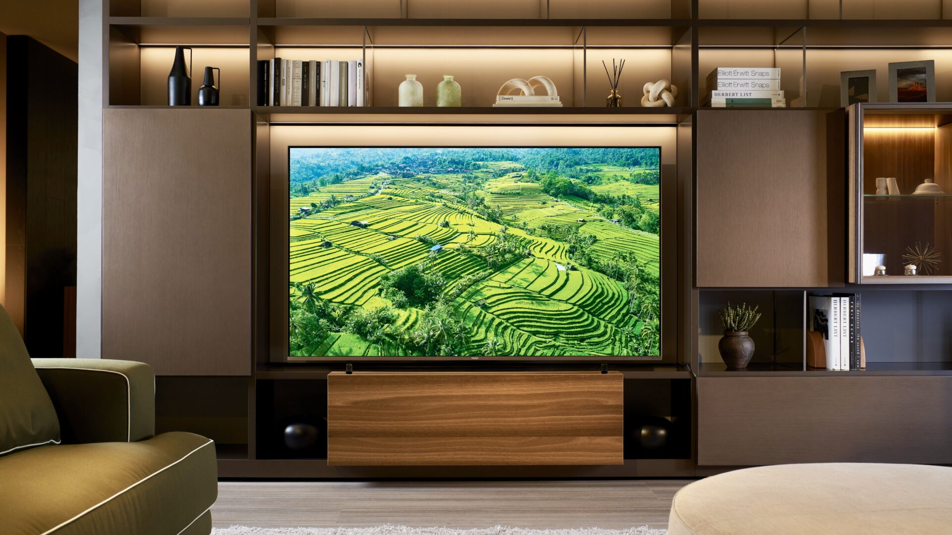 Le TV Haier M92 combine une qualité d’image saisissante avec un son riche et immersif.