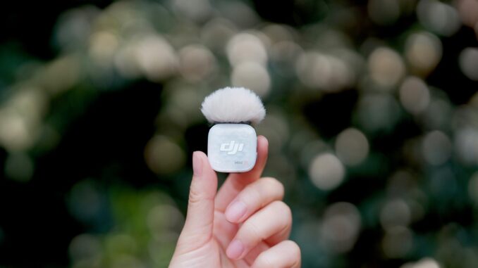 Le DJI Mic Mini 2S conserve le format ultra compact du Mic Mini 2 tout en ajoutant l'enregistrement interne 32 bits flottants et une réduction de bruit optimisée par IA. © DJI