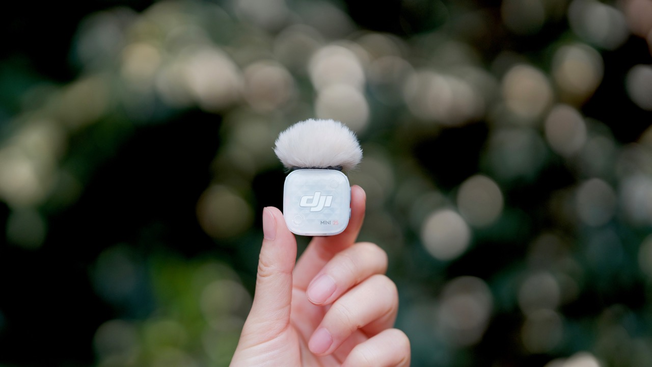 Le DJI Mic Mini 2S conserve le format ultra compact du Mic Mini 2 tout en ajoutant l'enregistrement interne 32 bits flottants et une réduction de bruit optimisée par IA. © DJI
