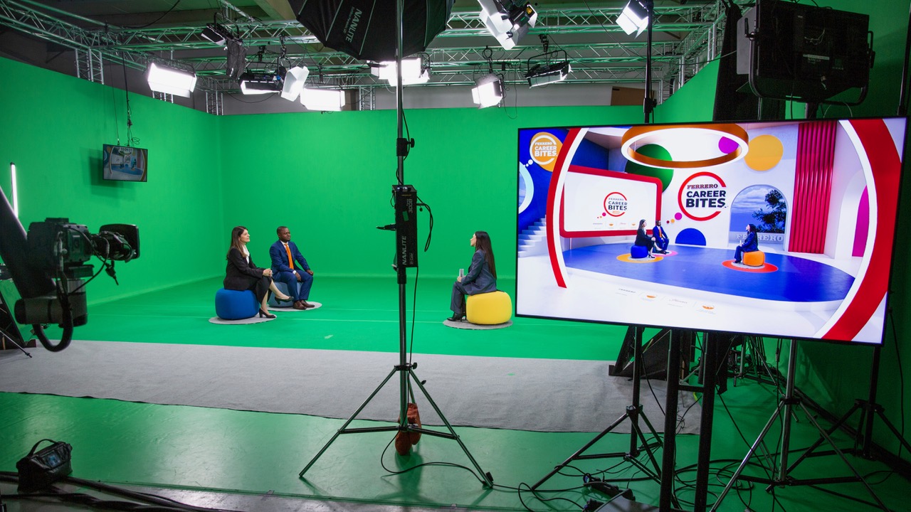 Le studio virtuel de FreeLens combine Pixotope, caméras PTZ et infrastructure Blackmagic Design pour produire les contenus corporate de Ferrero. © DR