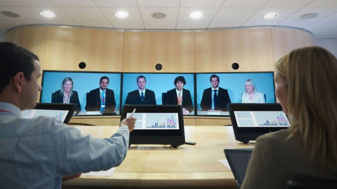 HDBaseT et AV-over-IP répondent à des logiques d’architecture différentes : l’une privilégie un chemin de signal dédié, l’autre la flexibilité du réseau.