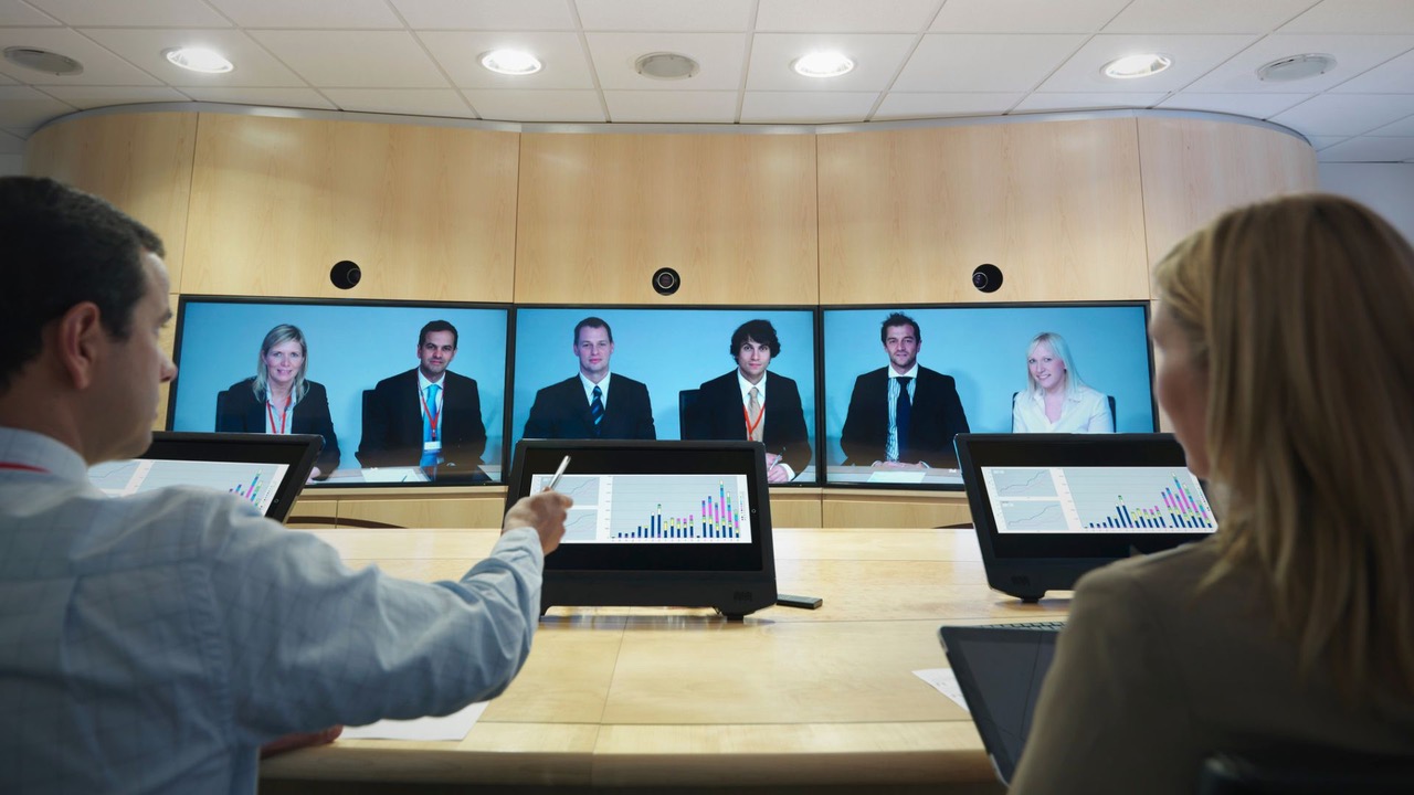 HDBaseT et AV-over-IP répondent à des logiques d’architecture différentes : l’une privilégie un chemin de signal dédié, l’autre la flexibilité du réseau.