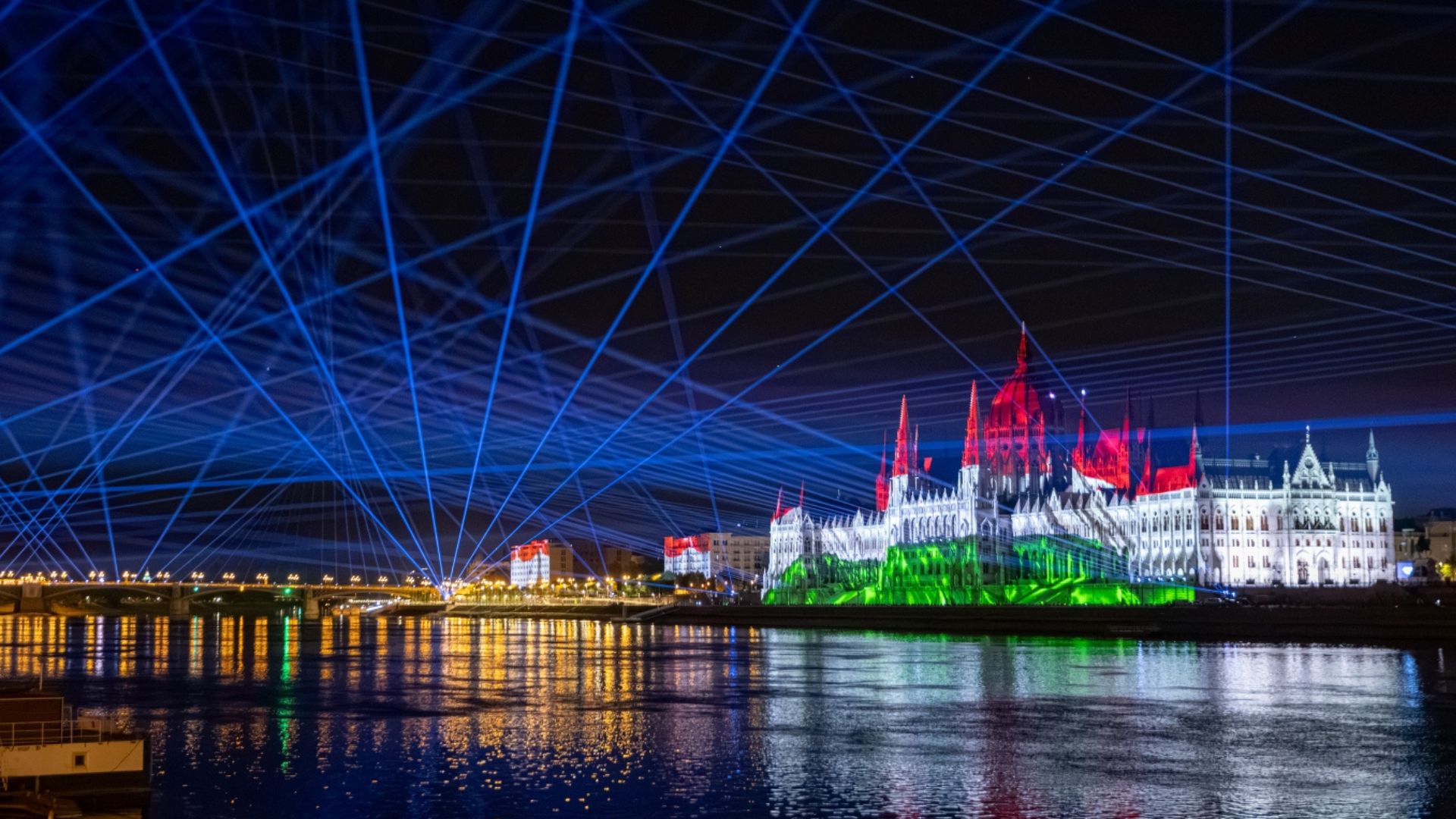 Panasonic illumine Budapest avec 67 projecteurs PT-RQ45K
