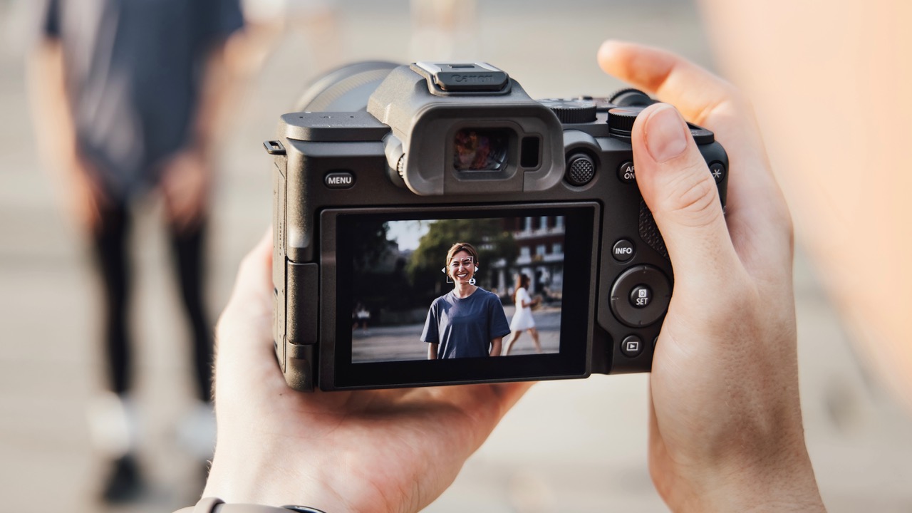 Le Canon EOS R8 Mark II associe un capteur plein format 24,2 Mpx, une stabilisation intégrée et une vidéo 4K 60p suréchantillonnée à partir de 6K.