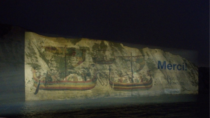 Pixel Sharp a projeté une création inspirée de la Tapisserie de Bayeux sur les falaises de Douvres