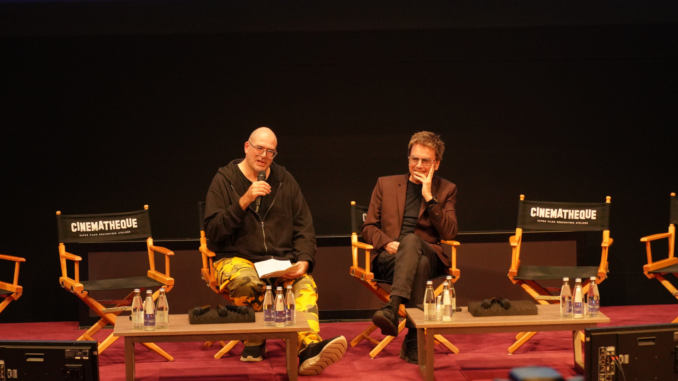 Sur la scène de la Cinémathèque française, Jean-Michel Jarre, compositeur, interprète et producteur, et Sébastien Denis, professeur d’histoire du cinéma et des médias à l’Université Paris 1 Panthéon-Sorbonne © Denica Tacheva