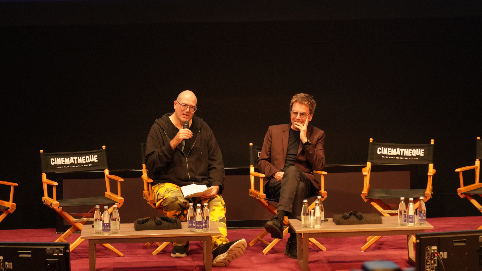 Sur la scène de la Cinémathèque française, Jean-Michel Jarre, compositeur, interprète et producteur, et Sébastien Denis, professeur d’histoire du cinéma et des médias à l’Université Paris 1 Panthéon-Sorbonne © Denica Tacheva